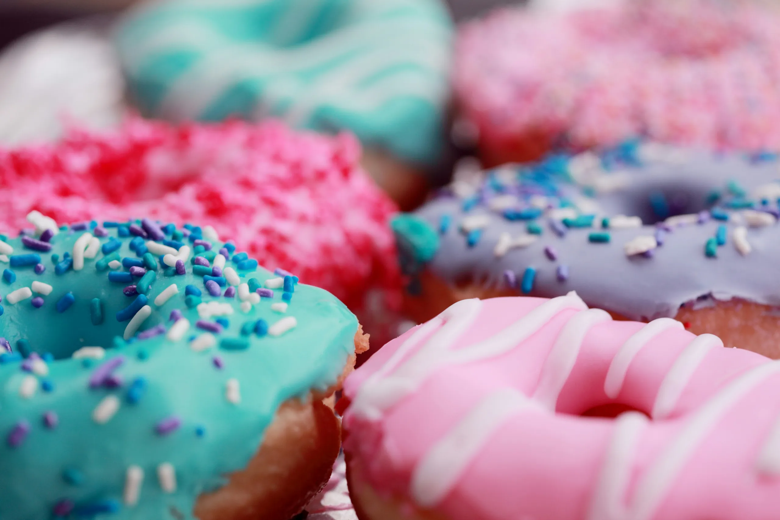 Cupcakes con nata, glaseado rosa y flores comestibles