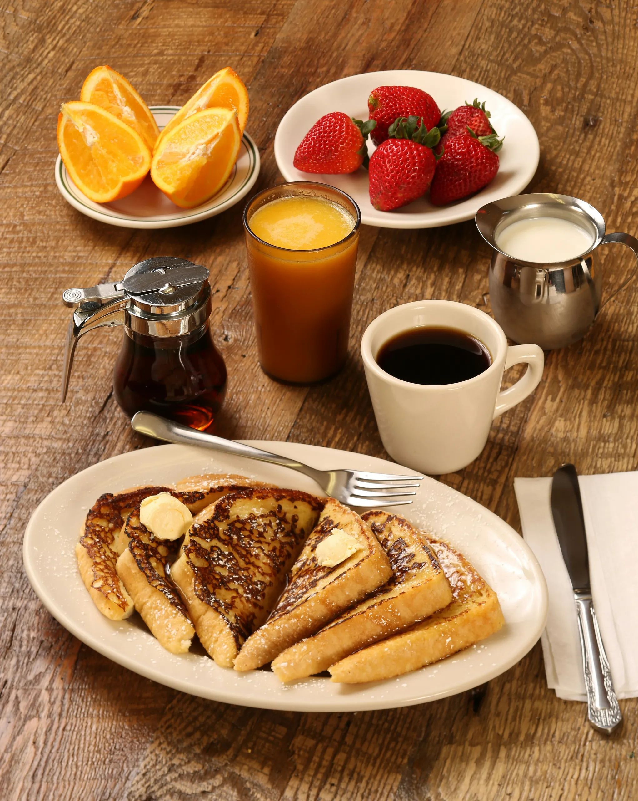 Desayuno con tostadas francesas, fruta fresca y café